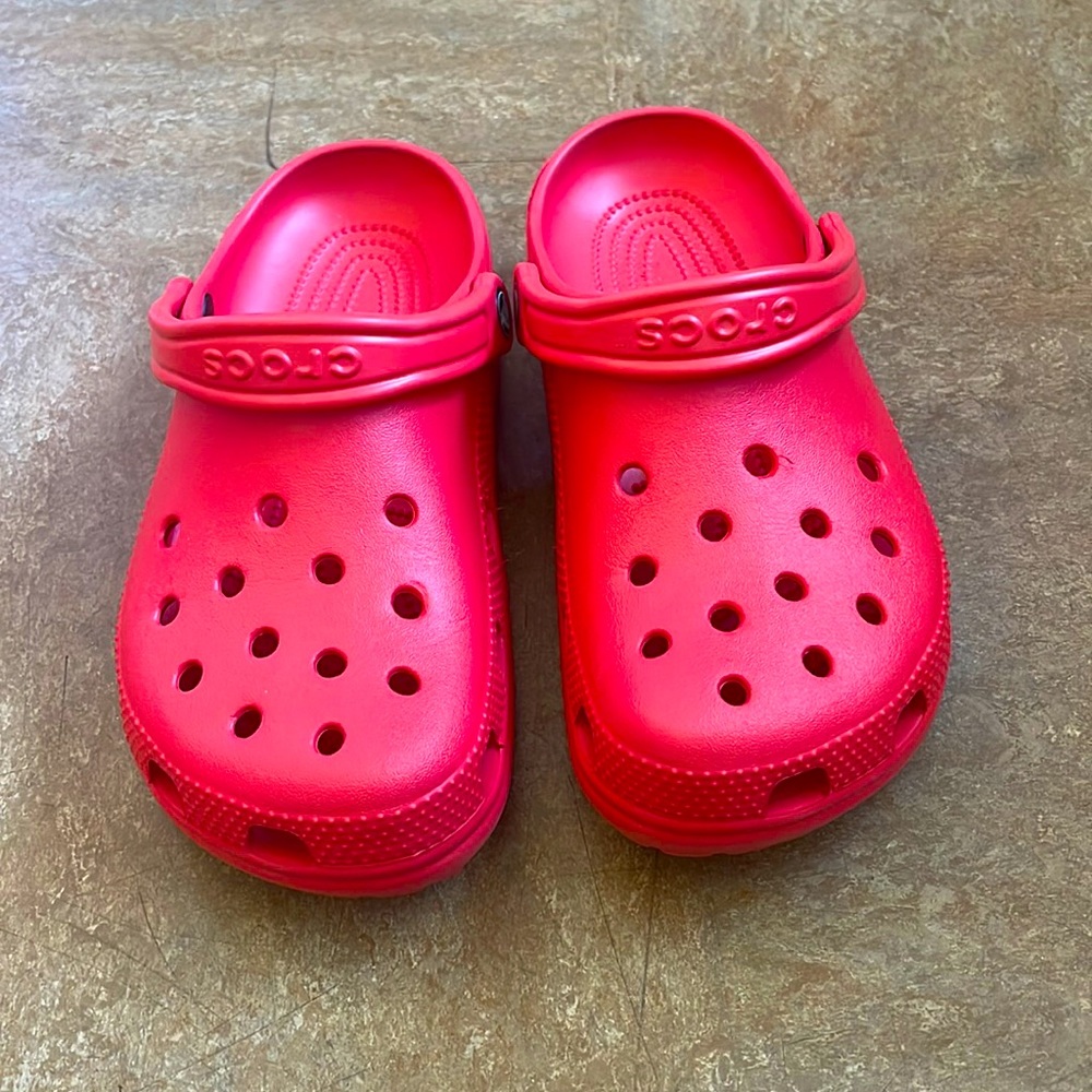Authentic red crocs🐊🌹